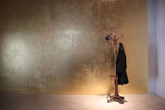 KOLUMBA — 
Jannis Kounellis, Tragedia Civile, (1975), Gold leaf wall, coat stand, hat, coat, oil lamp. (Photo: A. Funston)
